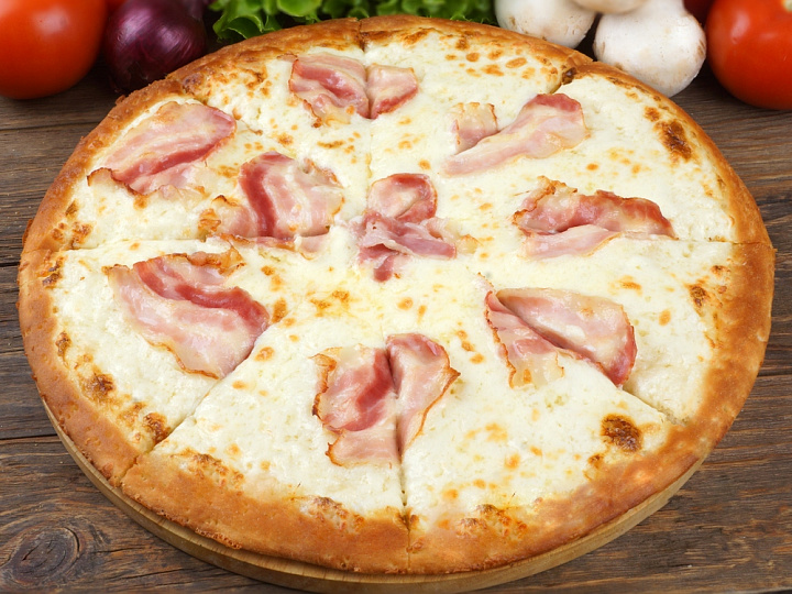 Пицца сливочно-сырная с беконом