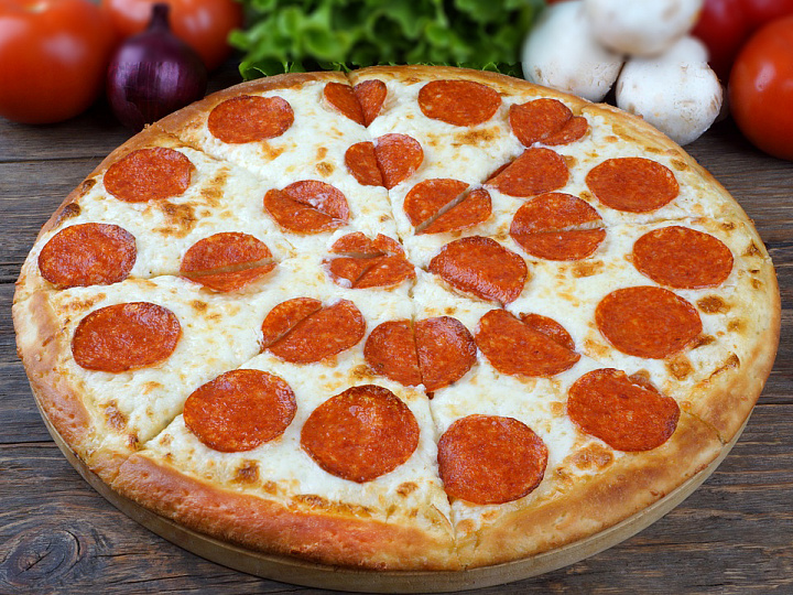 Пицца сливочно-сырная с пепперони